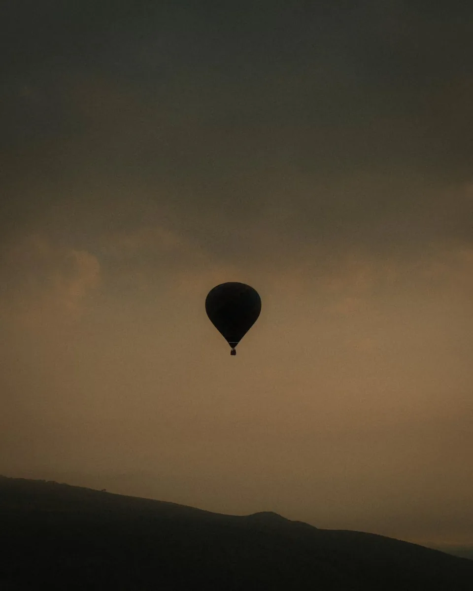 A single hot air balloon above the morning fog over the Teotihuacan valley