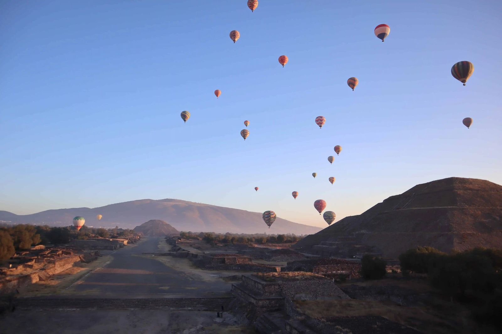 Globos aerostáticos al amanecer sobrevolando las pirámides de Teotihuacán, ventaja de volar con empresa local certificada